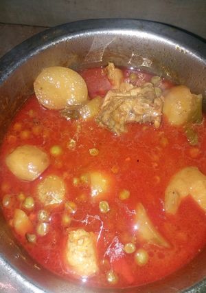 A picture of Chicken aloo matar.