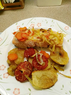 Una foto de Salmón al horno con verduras