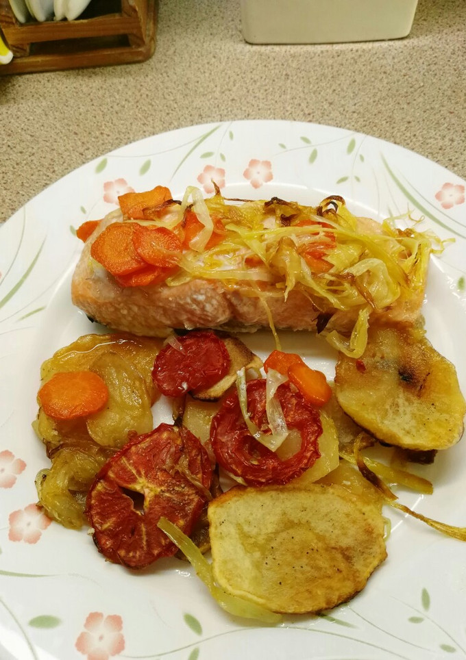 Una foto de Salmón al horno con verduras