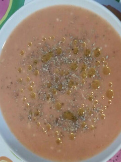 Una foto de Sopa fría de tomate, calabacín y pimiento verde