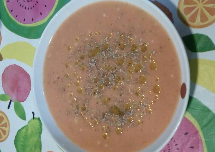 Sopa fría de tomate, calabacín y pimiento verde