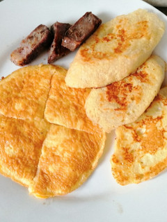 Una foto de Torta de Huevos, Carne frita y Pan Rebozado