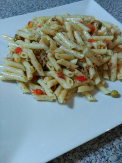 Una foto de Ensalada de pasta tiburón con atún y verduras
