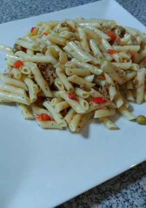 Una foto de Ensalada de pasta tiburón con atún y verduras