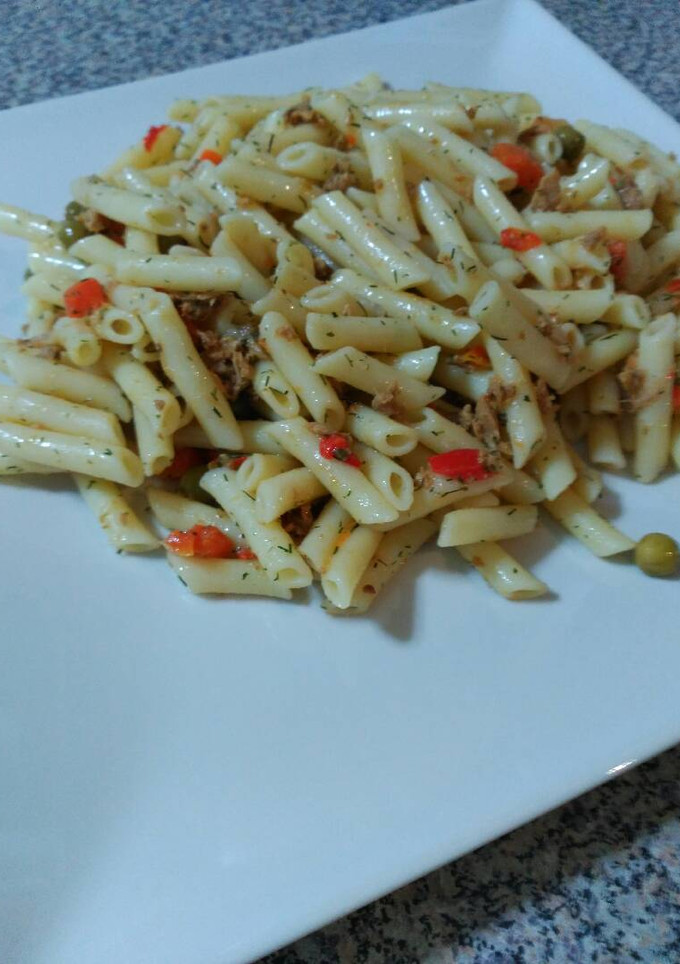 Una foto de Ensalada de pasta tiburón con atún y verduras