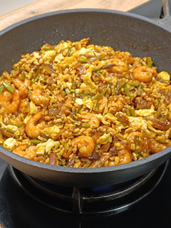 Una foto de Wok de trigo tierno con shiitake, langostinos y trigueros