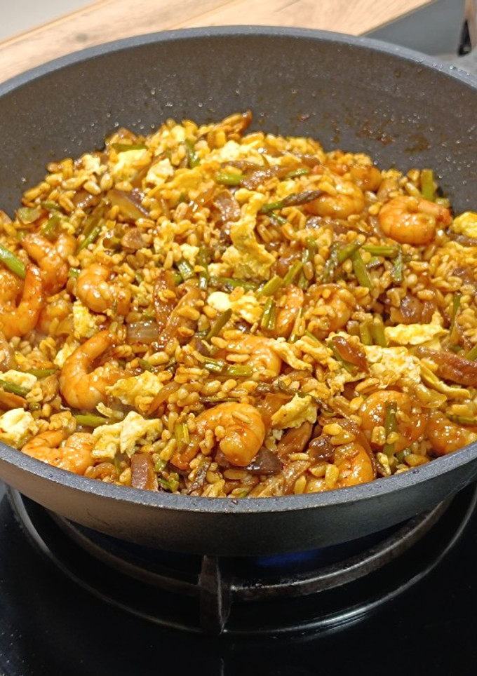 Una foto de Wok de trigo tierno con shiitake, langostinos y trigueros