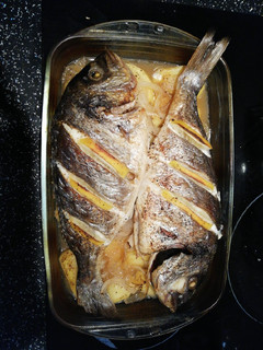 Una foto de Dorada al horno con limón