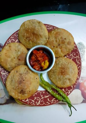 शेगाव कचोरी (Shegaon Kachori Recipe In Marathi) रेसिपी चे मुख्य फोटो 
