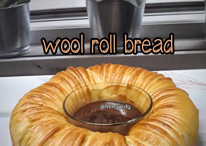 Wool roll bread