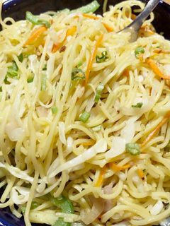 वेज हक्का नूडल्स (Veg hakka noodles recipe in Hindi) रेसिपी मुख्य फोटो
