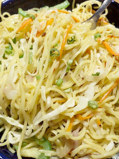 वेज हक्का नूडल्स (Veg hakka noodles recipe in Hindi) रेसिपी मुख्य फोटो