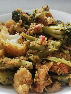 Una foto de Brócoli y coliflor con quinoa🥦