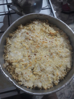 Una foto de Fideos con salsa blanca y queso gratinado
