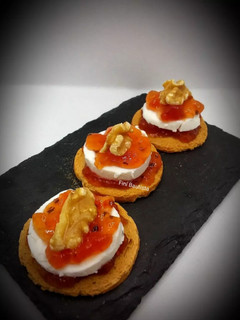 Una foto de Canapés de queso de rulo y mermelada de tomate