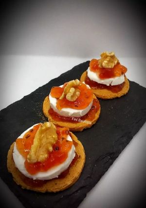 Foto principal de Canapés de queso de rulo y mermelada de tomate