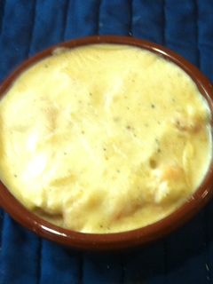 Una foto de Camarones en salsa blanca con papas