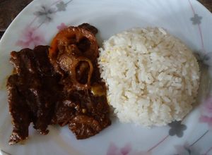 Una foto de Hígado en sofrito de tomate♡
