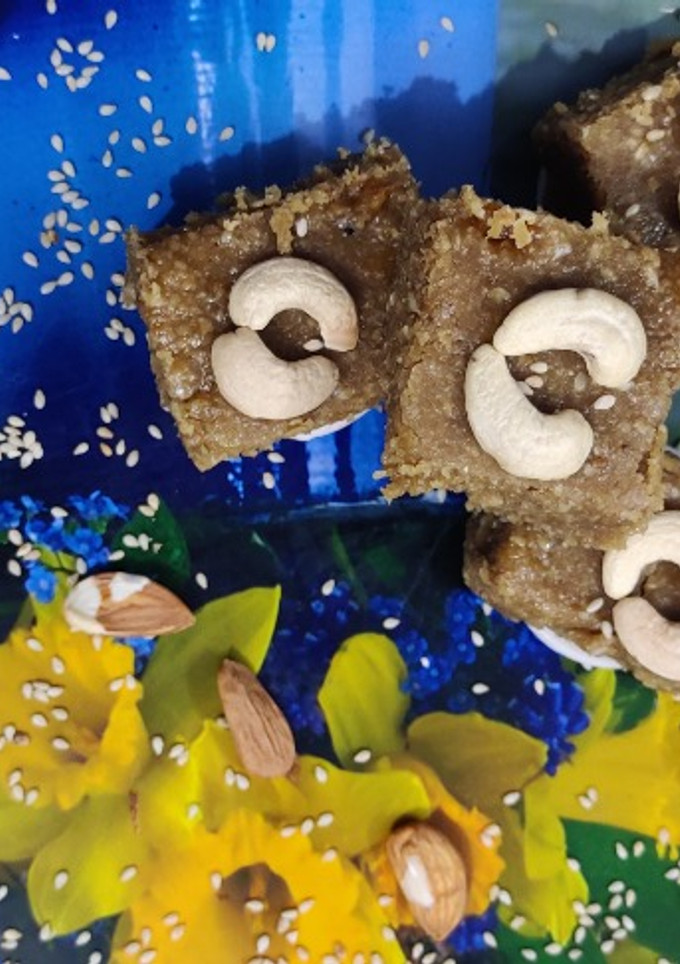 तिल बर्फी(Til barfi recipe in Hindi) रेसिपी मुख्य फोटो