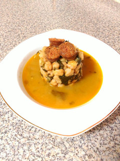 Una foto de Potaje de garbanzos con ortigas y chorizo de venado