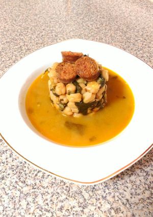 Una foto de Potaje de garbanzos con ortigas y chorizo de venado