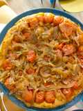 Tarta tatín de tomates cherrys, cebolla y albaricoques