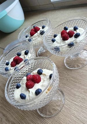 Zdjęcie przepisu Czekoladowo-owocowe deserki w pucharkach.