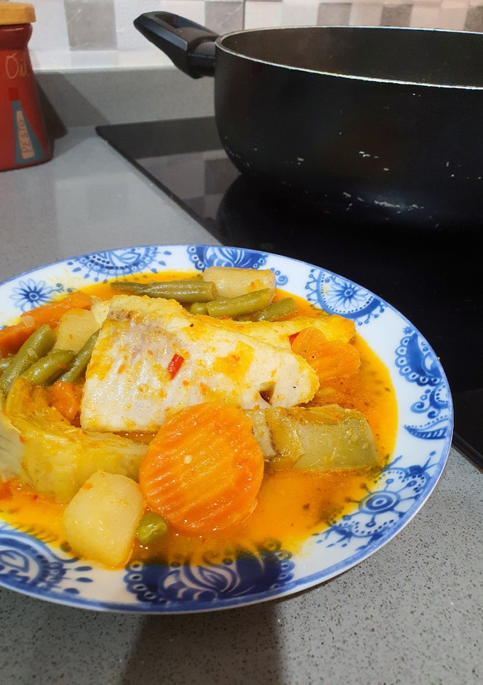 Una foto de Merluza en salsa con menestra