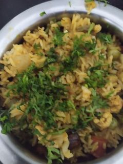 मिक्स व्हेजिटेबल पुलाव (mix vegetable pulav recipe in marathi) रेसिपी चे मुख्य फोटो