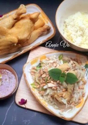 Hình của món Cơm gà luộc và gỏi gà bắp cải.