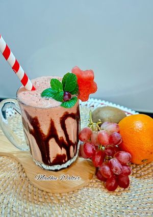 मिक्स फ्रूट स्मूदी (Mixed Fruit Smoothie) रेसिपी मुख्य फोटो