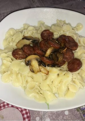Una foto de Pasta con longaniza y champiñones