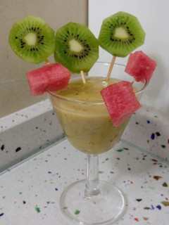 Una foto de Sorbete de frutas y bebida de avellanas