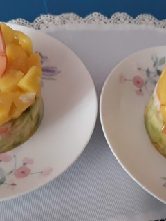 Una foto de Tartar mango y gambas
