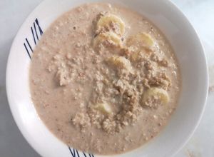 Una foto de Avena con plátano y algarrobina
