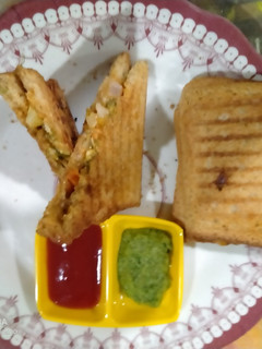 વેજ સેન્ડવીચ(Veg Sandwich Recipe in Gujarati) રેસીપી મુખ્ય ફોટો