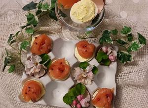 Foto di Crema di tuorlo sodo robiola pepe rosa salmone affumicato
