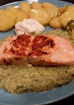 Foto di Salmone con patate su salsa di broccoli e rucola