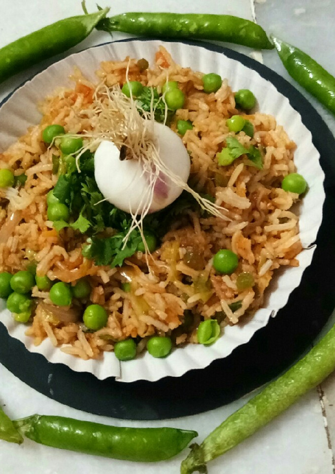 સેઝવાન ફ્રાઇડ રાઈસ (Schezwan Fried rice recipe in Gujarati) રેસીપી મુખ્ય ફોટો