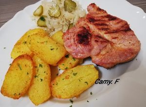 O poză a rețetei Ceafă de porc la tigaie grill cu cartofi prăjiți.
