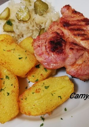 O poză a rețetei Ceafă de porc la tigaie grill cu cartofi prăjiți.