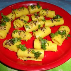 A picture of Khandvi.
