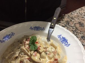 Una foto de Ñoquis de ricota y puré con salsa de champis 🍄♥️