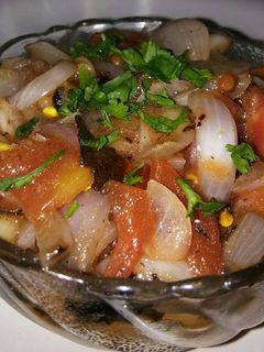 रोस्टेड प्याज़ और टमाटर सलाद (Roasted onion and tomato salad recipe in hindi) रेसिपी मुख्य फोटो