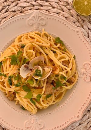 Una foto de Espaguetis con almejas, cilantro y lima