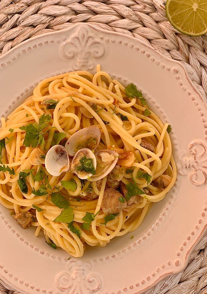 Una foto de Espaguetis con almejas, cilantro y lima