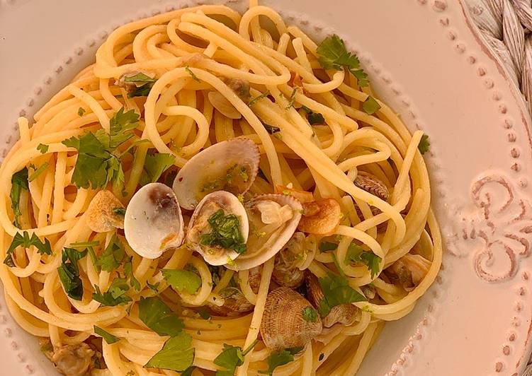 Espaguetis con almejas, cilantro y lima