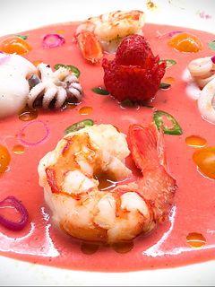 Foto di Gazpacho di fragole piccante con calamari, seppioline e gamberi
