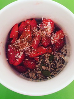 Una foto de Yogur griego natural con fresas 🍓