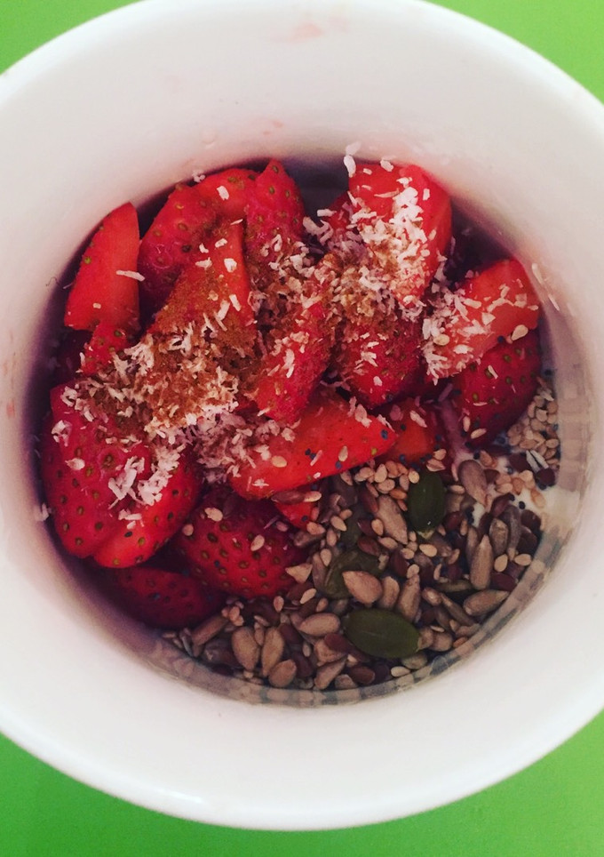 Una foto de Yogur griego natural con fresas 🍓